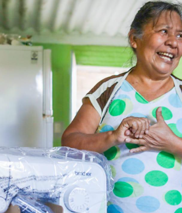 Apoyo al emprendimiento impulsa a mujer en Ilopango con entrega de máquina de coser