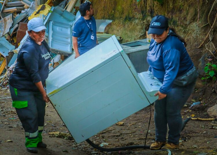 Alcaldía de San Salvador Centro interviene colonia Miraflores para retirar desechos voluminosos