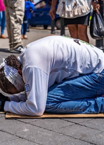 Fe que conmueve: penitentes llegan al Calvario para cumplir promesas en Jueves Santo