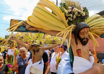 Izalco vive con fervor la tradicional procesión de los Cristos