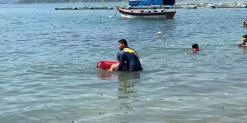 Guardavidas de la Marina Nacional rescatan a hombre ebrio en riesgo de ahogarse en el Lago de Ilopango