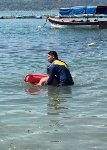 Guardavidas de la Marina Nacional rescatan a hombre ebrio en riesgo de ahogarse en el Lago de Ilopango