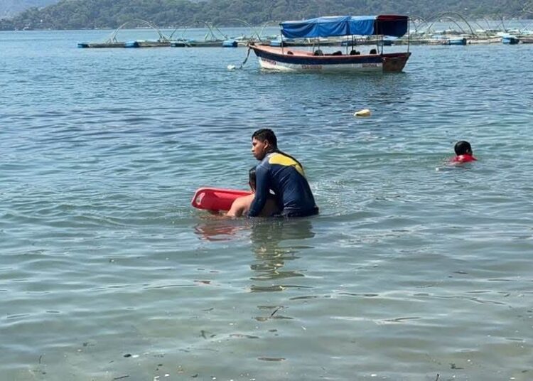 Guardavidas de la Marina Nacional rescatan a hombre ebrio en riesgo de ahogarse en el Lago de Ilopango