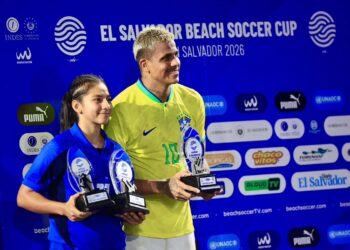 Paola Calderón es reconocida como la Jugadora Más Valiosa tras guiar a El Salvador al bicampeonato en fútbol playa