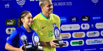 Paola Calderón es reconocida como la Jugadora Más Valiosa tras guiar a El Salvador al bicampeonato en fútbol playa