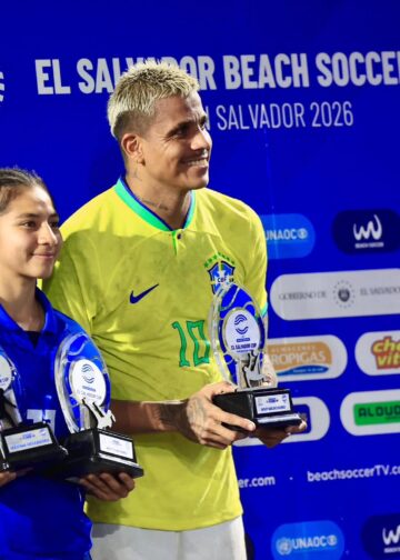 Paola Calderón es reconocida como la Jugadora Más Valiosa tras guiar a El Salvador al bicampeonato en fútbol playa