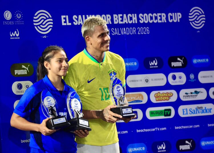 Paola Calderón es reconocida como la Jugadora Más Valiosa tras guiar a El Salvador al bicampeonato en fútbol playa