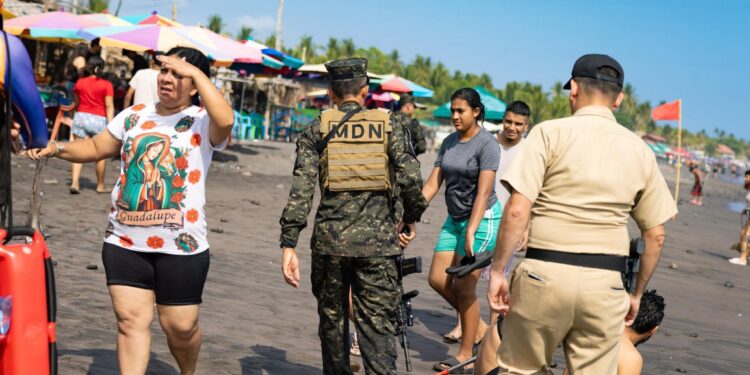 Turistas disfrutan con seguridad: Autoridades mantienen vigilancia activa en playas del país