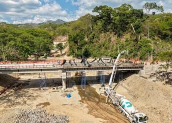 Avanza el colado final de losa en el puente sobre el río Guastena en Chalatenango