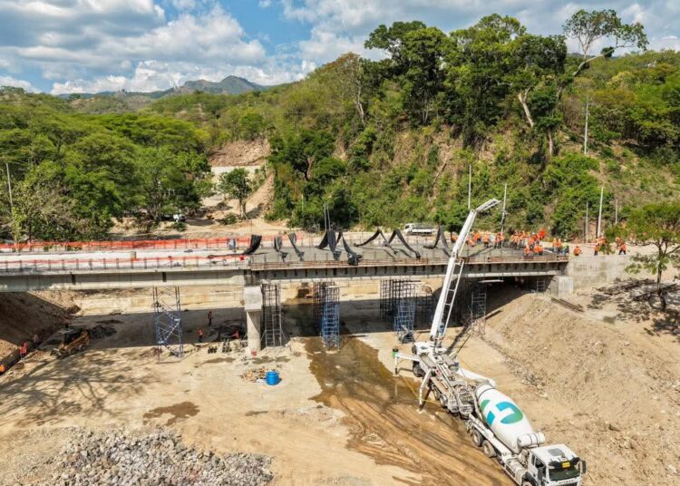 Avanza el colado final de losa en el puente sobre el río Guastena en Chalatenango
