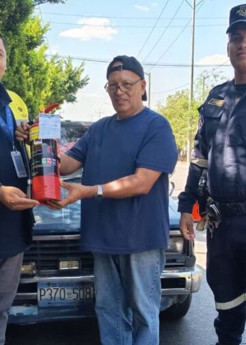 Refuerzan seguridad vial con entrega de equipo en controles vehiculares
