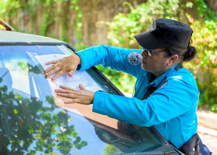 Alcaldía de San Salvador Centro libera calles tras retiro de vehículos abandonados