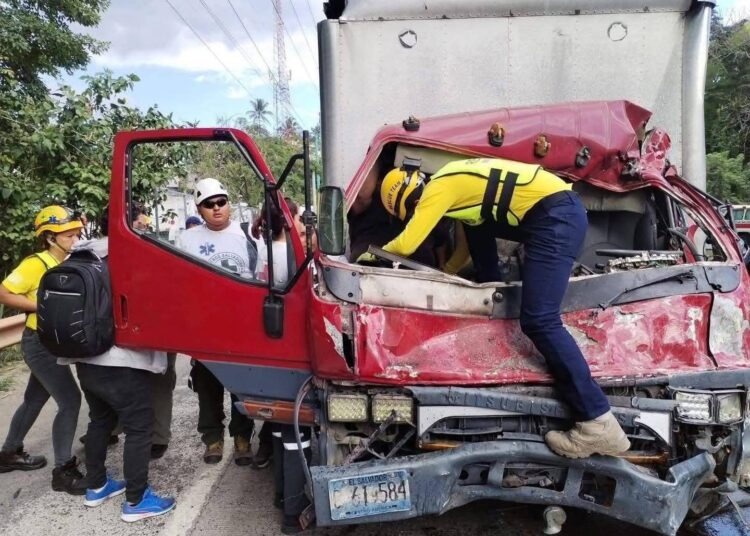 Accidente en carretera a Comalapa deja varios heridos y genera fuerte congestión vehicular