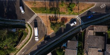 Nueva infraestructura incluye drenajes, aceras y señalización moderna en carretera al Puerto de La Libertad