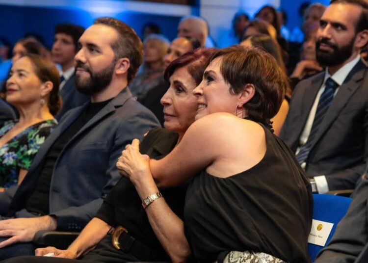 Nayib Bukele estuvo presente en homenaje al Dr. Víctor Saca