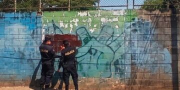 Eliminan grafitis de pandillas en Ahuachapán con jornada de limpieza