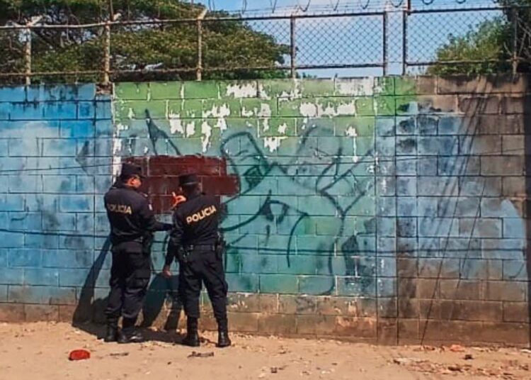 Eliminan grafitis de pandillas en Ahuachapán con jornada de limpieza