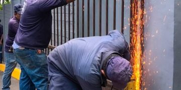 Retiran portón y liberan calle en residencial de San Salvador