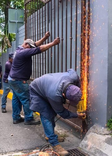 Retiran portón y liberan calle en residencial de San Salvador