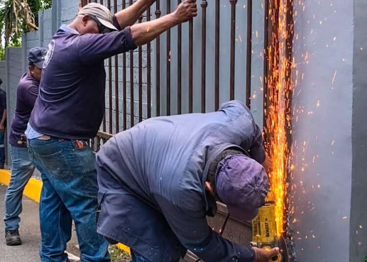 Retiran portón y liberan calle en residencial de San Salvador
