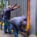 Retiran portón y liberan calle en residencial de San Salvador