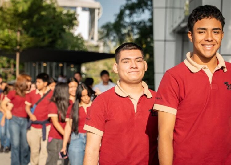 Jóvenes salvadoreños se congregan en San Salvador para dar un paso hacia su futuro universitario