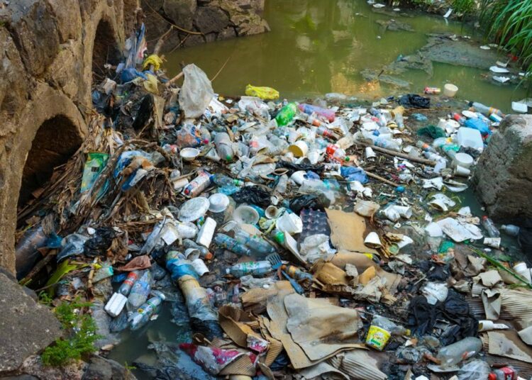 Alcaldía de San Salvador Centro limpia quebrada Tinetti y llama a evitar arrojar basura en drenajes