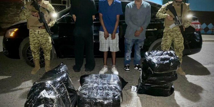 Fuerza Armada captura a tres sujetos con marihuana en paso fronterizo irregular de La Hachadura