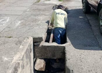 Limpieza de drenajes en Ilopango busca prevenir problemas durante el invierno