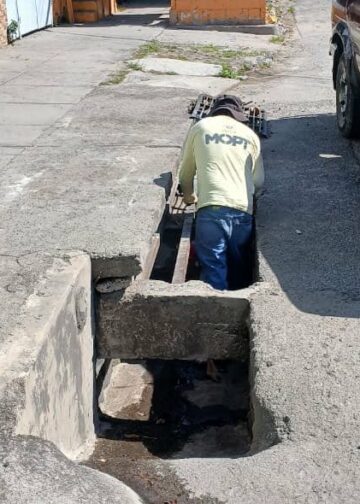 Limpieza de drenajes en Ilopango busca prevenir problemas durante el invierno