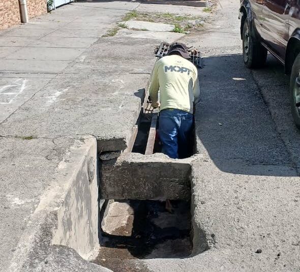 Limpieza de drenajes en Ilopango busca prevenir problemas durante el invierno