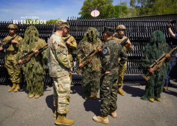 EE.UU. entrega fusiles y carabinas a las fuerzas especiales de El Salvador