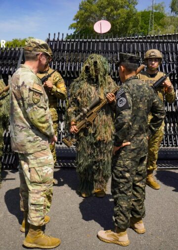 EE.UU. entrega fusiles y carabinas a las fuerzas especiales de El Salvador