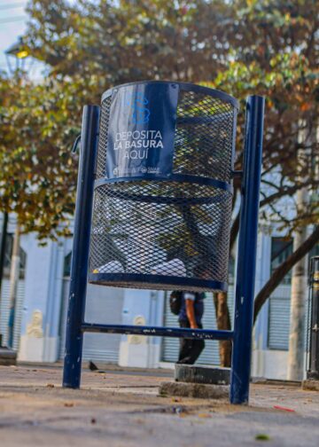 Alcaldía de San Salvador Centro instala basureros y realiza hidrolavado en Plaza San José