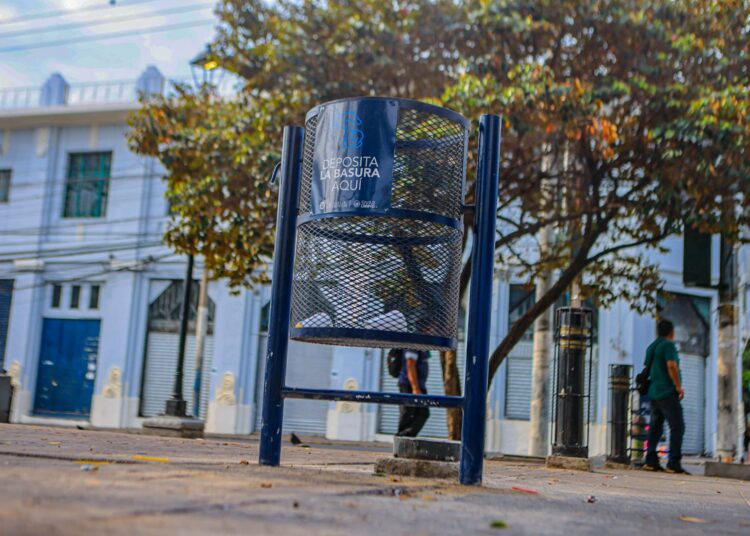 Alcaldía de San Salvador Centro instala basureros y realiza hidrolavado en Plaza San José