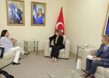 Canciller Alexandra Hill Tinoco recibe a la nueva Embajadora de Turquía en El Salvador