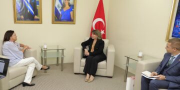 Canciller Alexandra Hill Tinoco recibe a la nueva Embajadora de Turquía en El Salvador