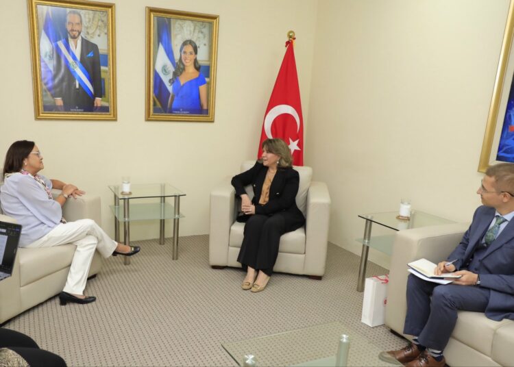 Canciller Alexandra Hill Tinoco recibe a la nueva Embajadora de Turquía en El Salvador