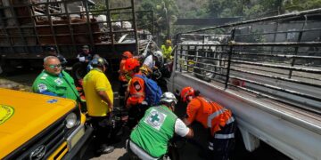 Conductor queda atrapado tras fuerte choque en la carretera antigua a Nejapa