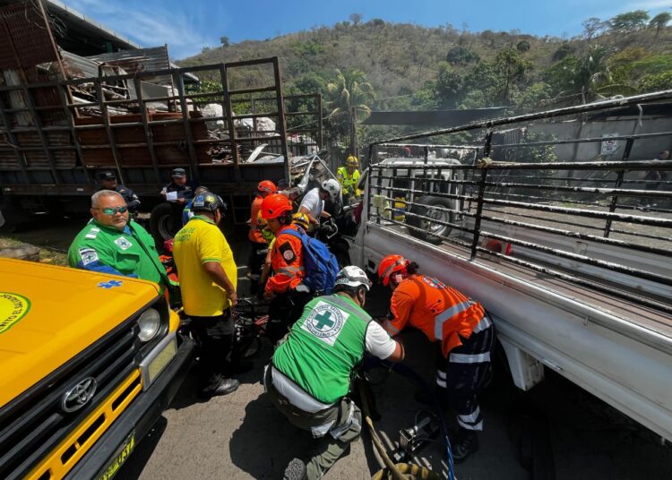 Conductor queda atrapado tras fuerte choque en la carretera antigua a Nejapa