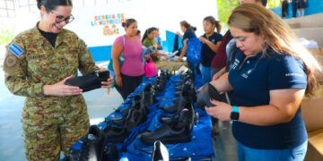 Garantizan uniformes adecuados para estudiantes en La Libertad Costa