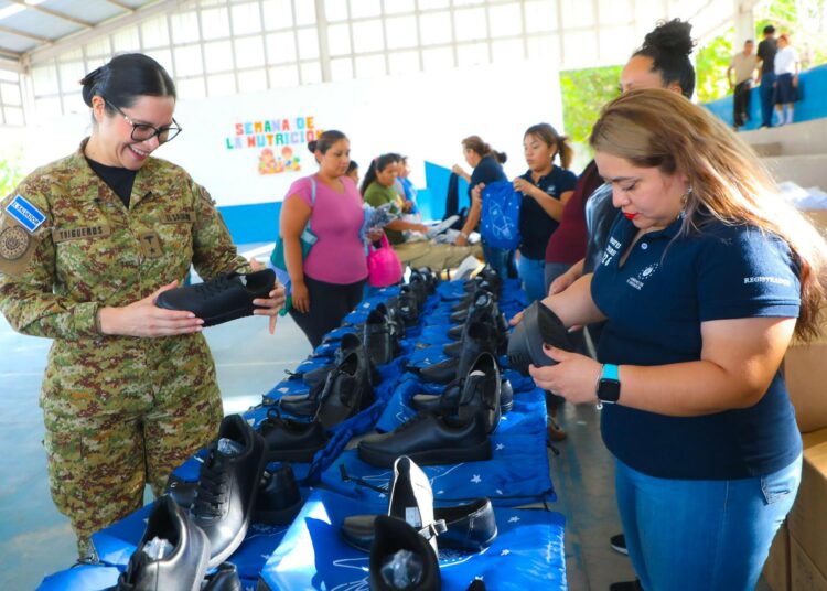 Garantizan uniformes adecuados para estudiantes en La Libertad Costa