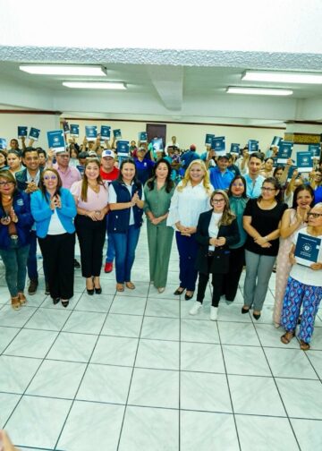 Entregan escrituras a familias de múltiples lotificaciones en el país