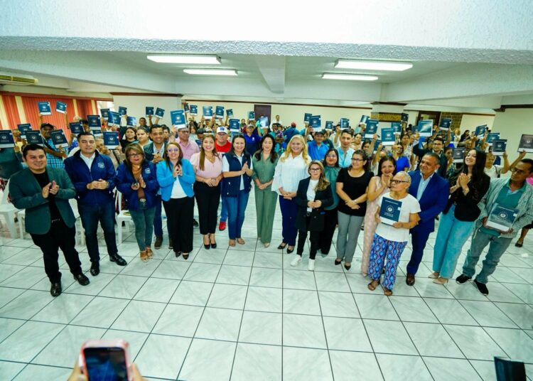 Entregan escrituras a familias de múltiples lotificaciones en el país