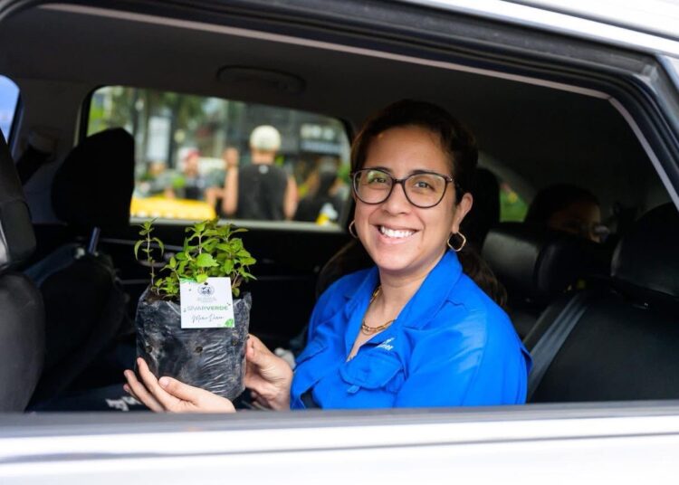 Alcaldía de San Salvador Centro promueve cultura ecológica con entrega masiva de árboles