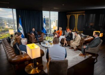 Wifredo Fernández resalta diálogo con Presidente Bukele sobre inteligencia artificial