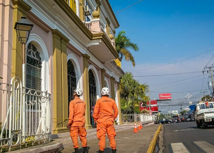 Bomberos verifican infraestructuras tras sismo