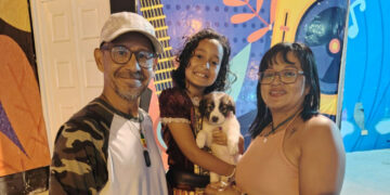 Adopción responsable transforma la vida de perritos rescatados en Santa Tecla