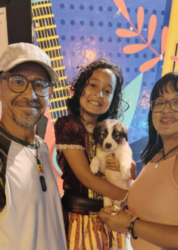 Adopción responsable transforma la vida de perritos rescatados en Santa Tecla