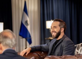 Latinus destaca reforma en El Salvador que habilita cadena perpetua para delitos graves cometidos por menores